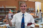 Hier gibts leckeren Kuchen und das Haferl mit dem Motiv der Schönen Münchnerin (Foto: Martin Schmitz)